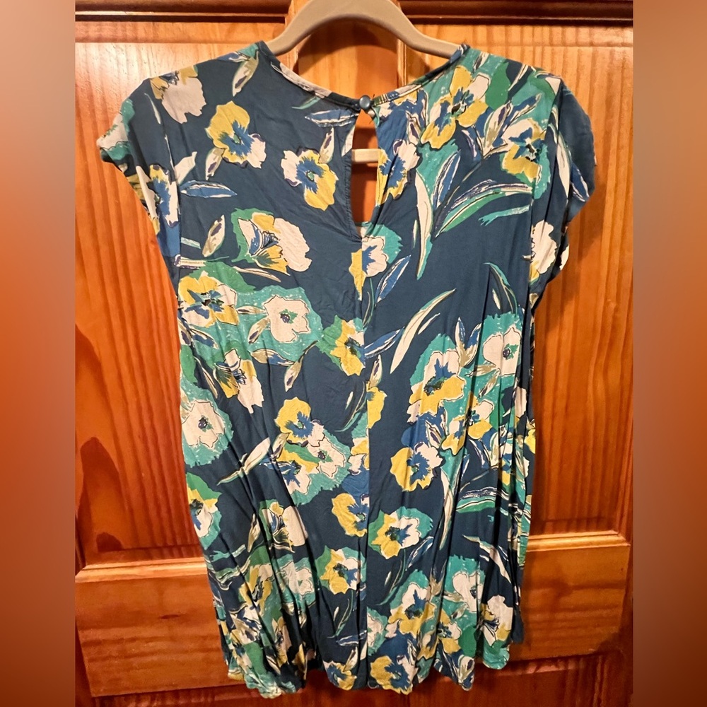 Women’s cap sleeve top in excellent condition.